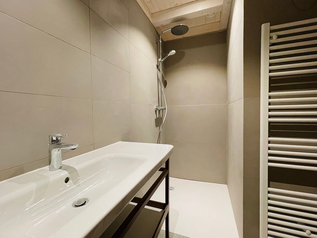 Modernes Bad mit barrierefreier Dusche