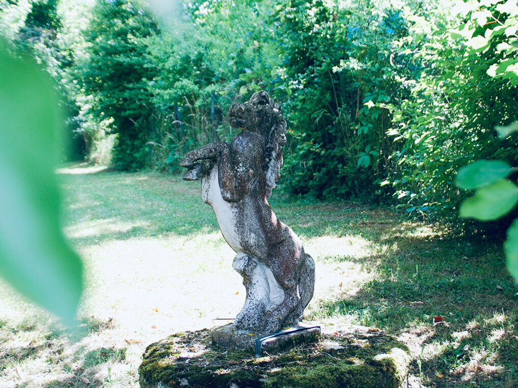 Statue eines Pferdes im Garten