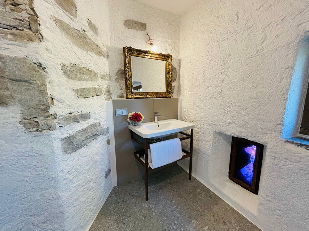 Badezimmer: Waschbecken mit barockem Spiegel
