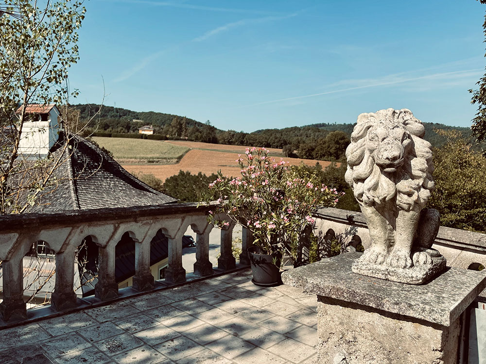 Steinterrasse mit Löwenstatue