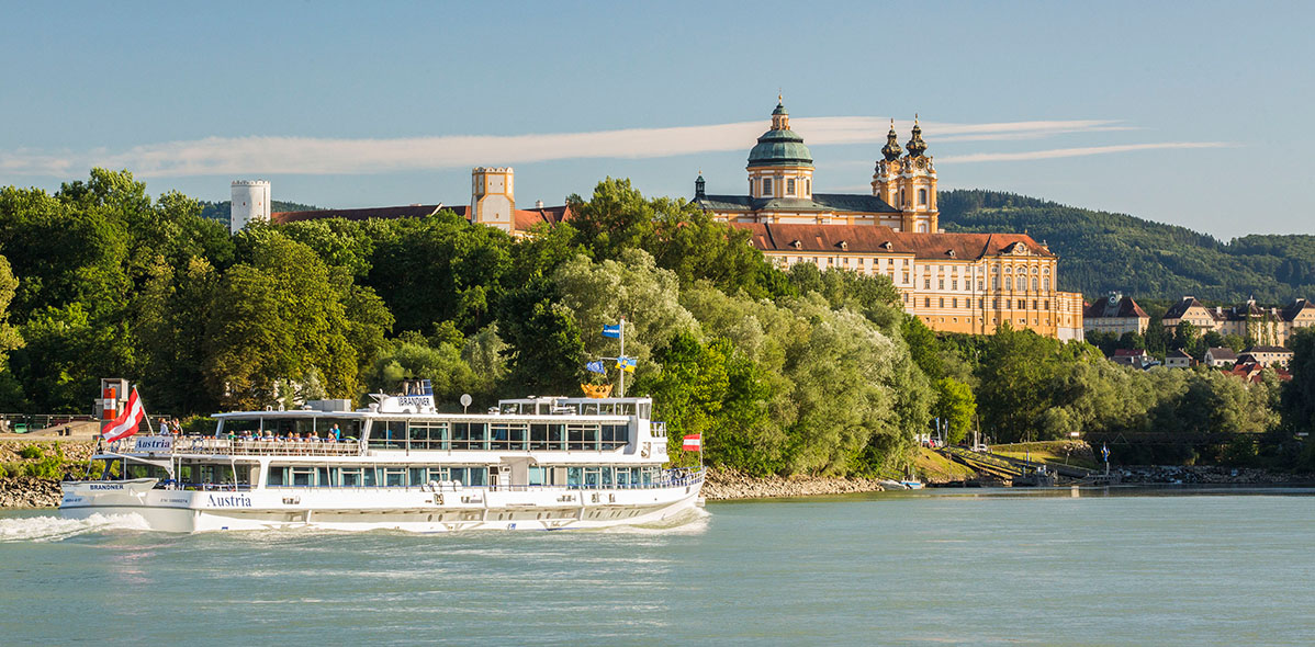 Stift Melk mit einem Donauschiff im Vordergrund