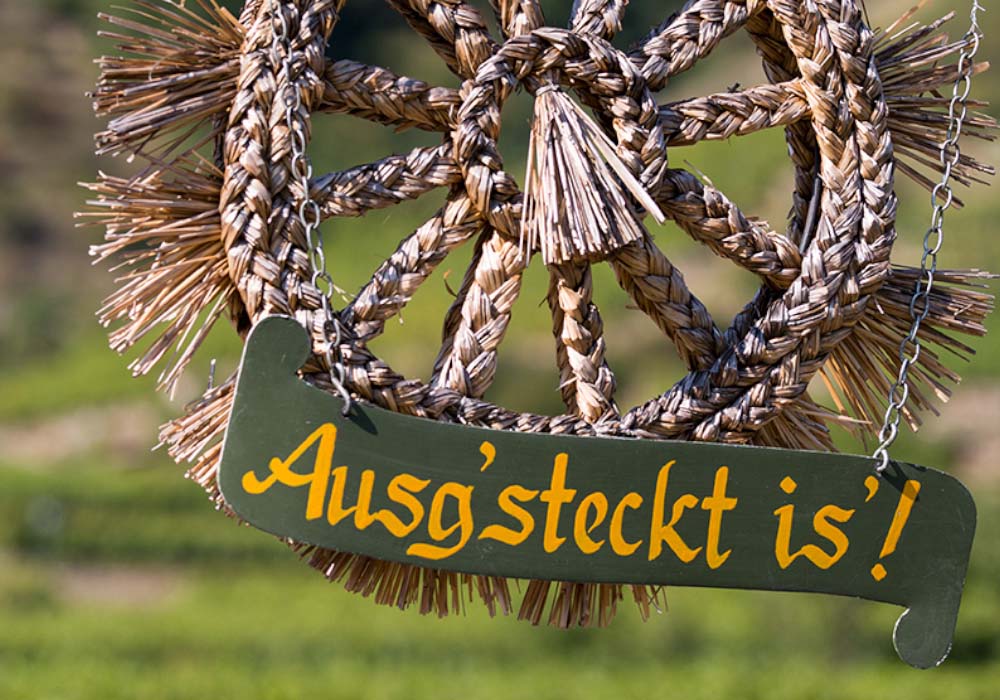 Sign "Ausgsteck is!"