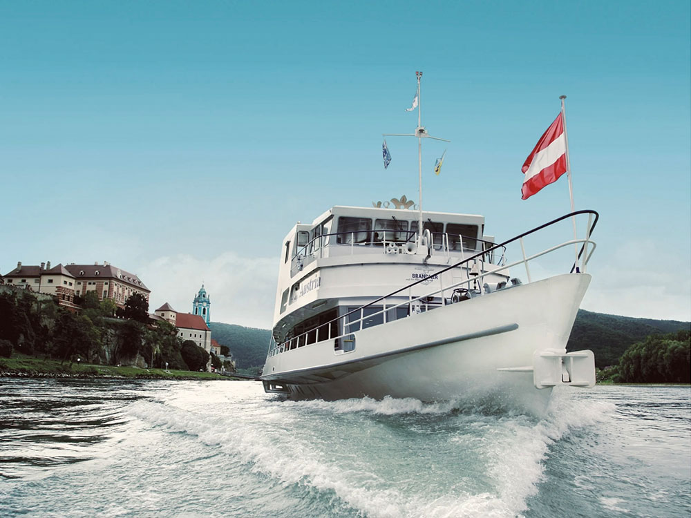Brantner Schifffahrt auf Donau mit Dürnstein im Hintergrund